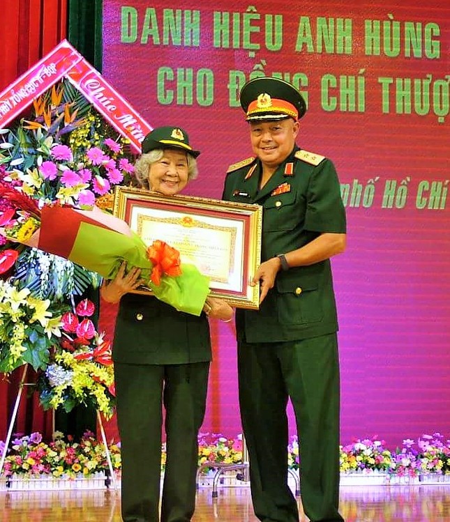Chuyện ly kỳ của nữ điệp viên anh hùng: Vũ khí - niềm tin ảnh 1