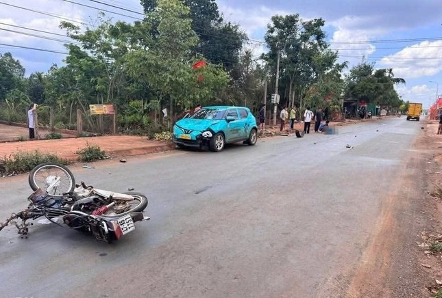 Taxi điện va chạm xe máy, một người tử vong ảnh 1