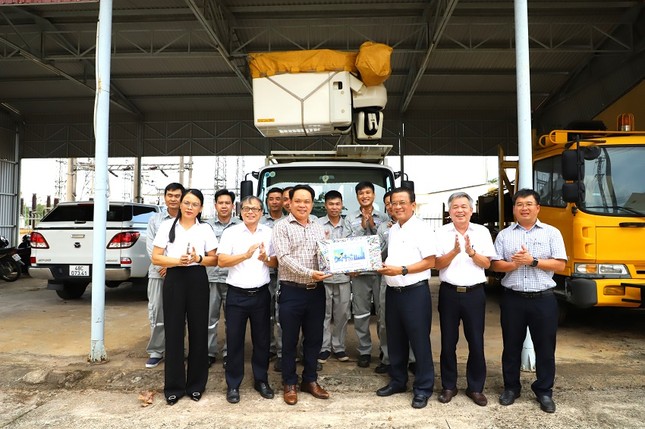Tổng công ty Điện lực miền Trung thăm tặng quà người lao động nhân Tháng Công nhân ảnh 6