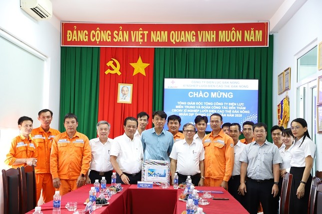 Tổng công ty Điện lực miền Trung thăm tặng quà người lao động nhân Tháng Công nhân ảnh 5