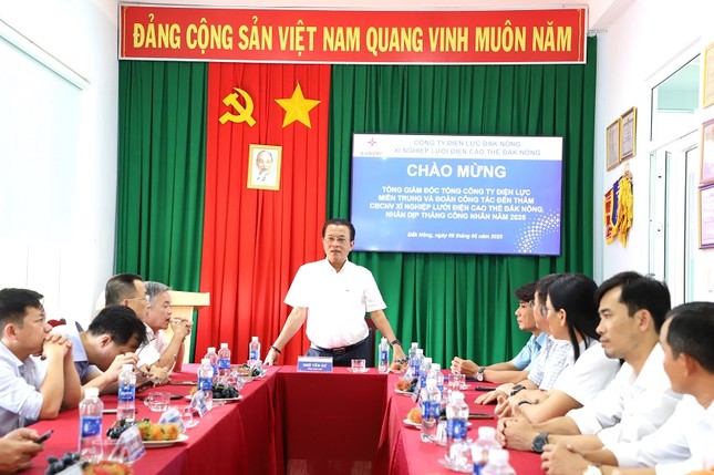 Tổng công ty Điện lực miền Trung thăm tặng quà người lao động nhân Tháng Công nhân ảnh 1