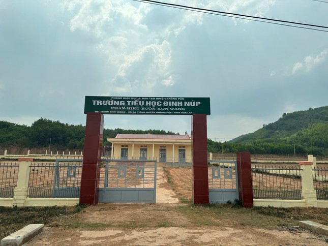 Hoang tàn khu định canh, định cư 70 tỷ đồng đối diện nghĩa trang ảnh 2