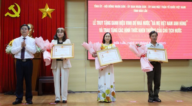 Ba người mẹ ở Đắk Lắk được truy tặng danh hiệu Bà mẹ Việt Nam Anh hùng ảnh 1