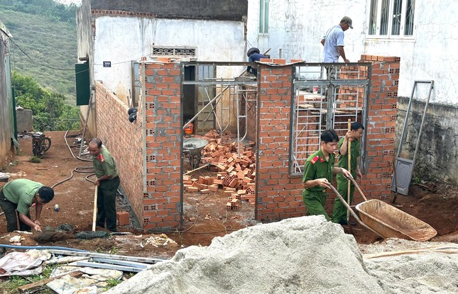 Công an Đắk Nông góp công, góp sức hoàn thành 500 căn nhà tặng hộ nghèo ảnh 8