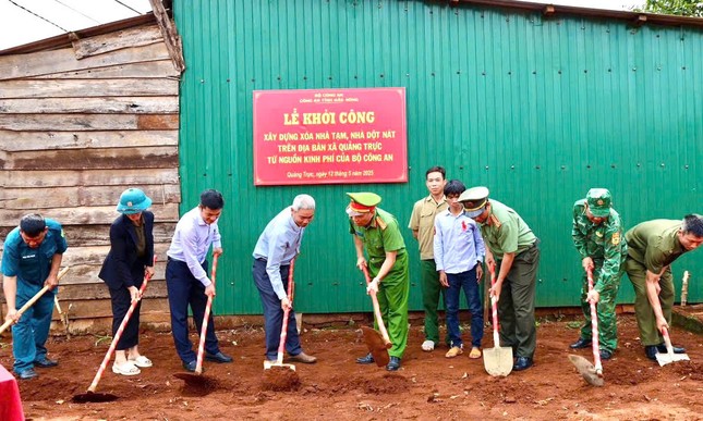 Công an Đắk Nông góp công, góp sức hoàn thành 500 căn nhà tặng hộ nghèo ảnh 2