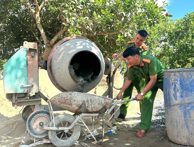 Công an Đắk Nông góp công, góp sức hoàn thành 500 căn nhà tặng hộ nghèo ảnh 4