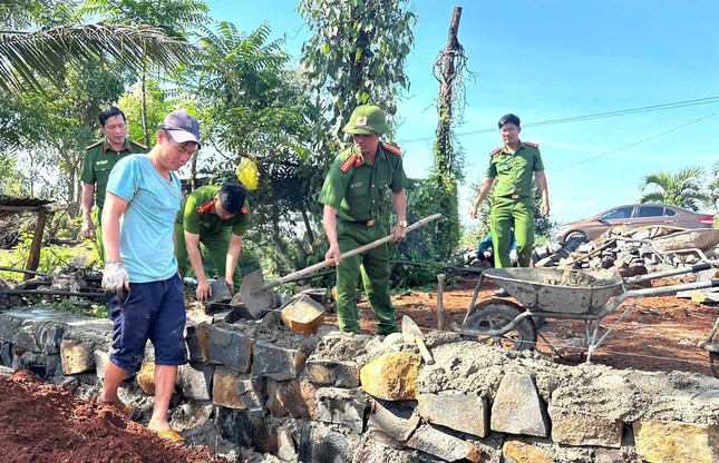 Công an Đắk Nông góp công, góp sức hoàn thành 500 căn nhà tặng hộ nghèo ảnh 5