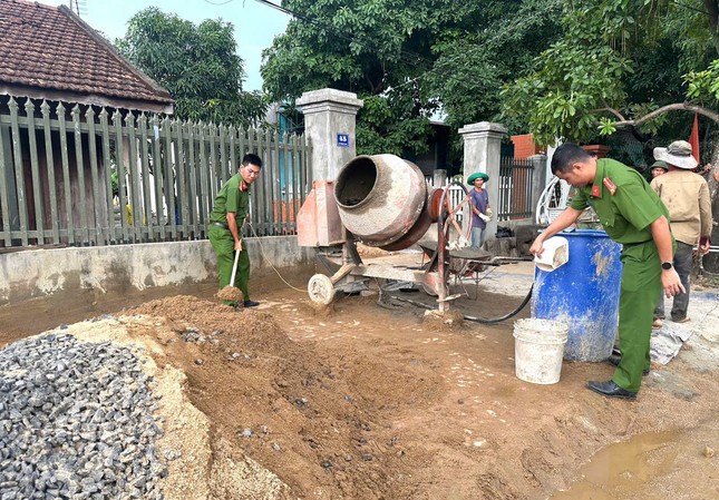 Công an Đắk Nông góp công, góp sức hoàn thành 500 căn nhà tặng hộ nghèo ảnh 7