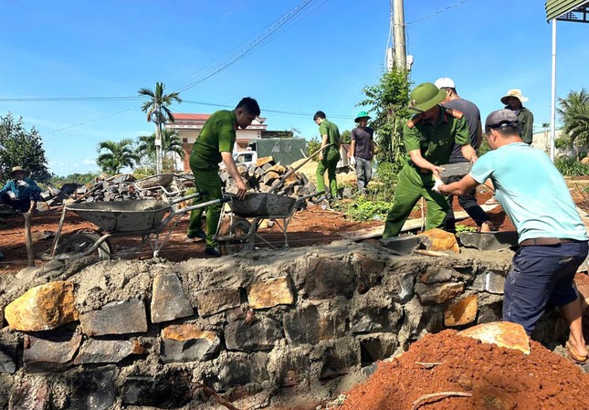 Công an Đắk Nông góp công, góp sức hoàn thành 500 căn nhà tặng hộ nghèo ảnh 1