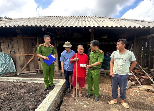Công an Đắk Nông góp công, góp sức hoàn thành 500 căn nhà tặng hộ nghèo ảnh 9