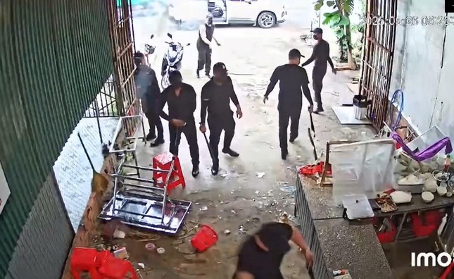 Clip nhóm côn đồ che mặt đập phá quán phở ở Đắk Lắk ảnh 1