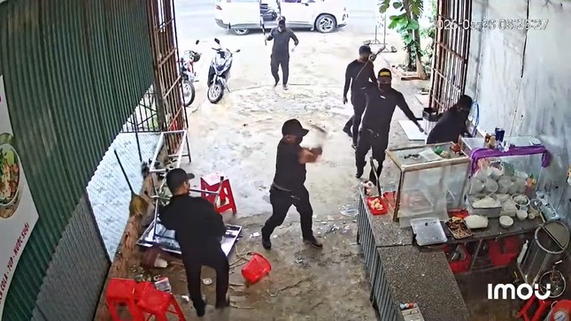 Tin mới vụ nhóm côn đồ che mặt đập phá quán phở, tạt sơn nhà dân ở Đắk Lắk ảnh 1