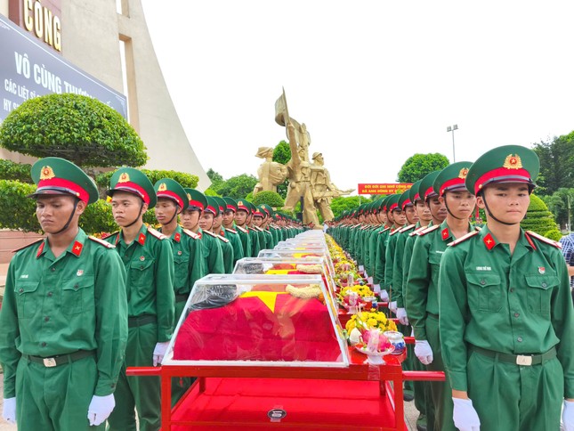 Đắk Lắk an táng 23 hài cốt liệt sĩ hy sinh tại chiến trường Campuchia ảnh 1