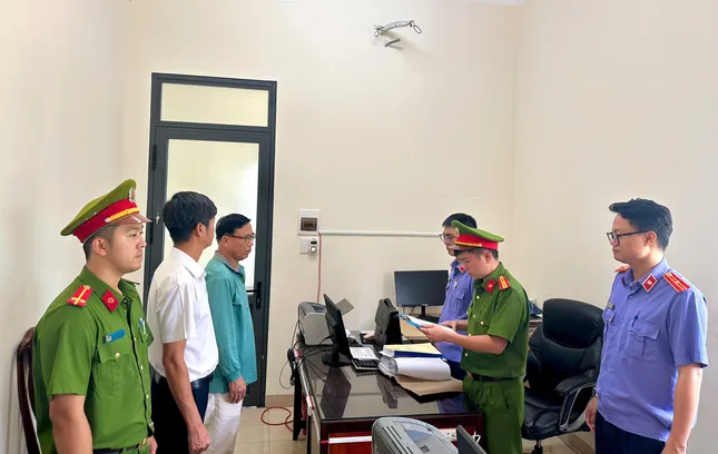 Vụ cấp &apos;sổ đỏ&apos; cho cá nhân trên đất quy hoạch công viên: Khởi tố nguyên phó chủ tịch huyện ảnh 1