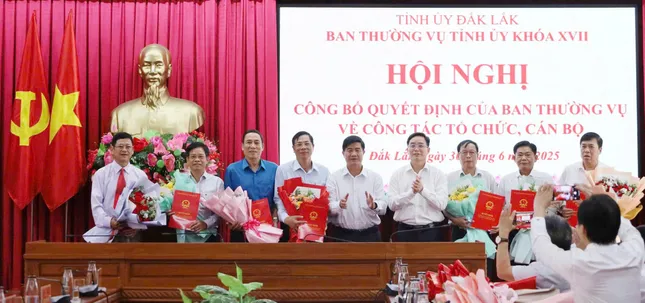 Ba Ủy viên Ban Thường vụ Tỉnh ủy và 11 cán bộ chủ chốt Đắk Lắk nghỉ hưu trước tuổi ảnh 2