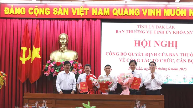Ba Ủy viên Ban Thường vụ Tỉnh ủy và 11 cán bộ chủ chốt Đắk Lắk nghỉ hưu trước tuổi ảnh 1