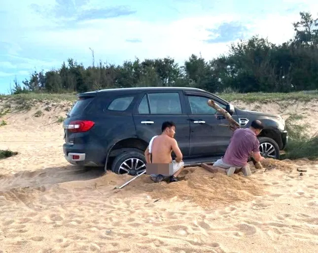Xử phạt tài xế lái ô tô xuống bãi biển Đắk Lắk ảnh 1