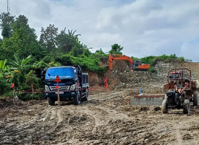 Múc đất làm móng nhà, run người phát hiện quả bom nằm gọn trên xe tải ảnh 3