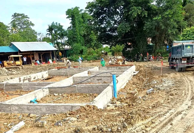 Múc đất làm móng nhà, run người phát hiện quả bom nằm gọn trên xe tải ảnh 2