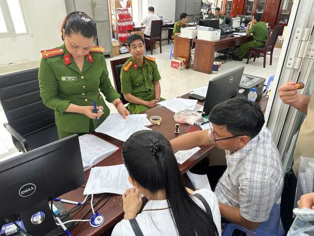 Công an Đắk Lắk làm việc xuyên ngày nghỉ để thu hồi, cấp đổi con dấu ảnh 1