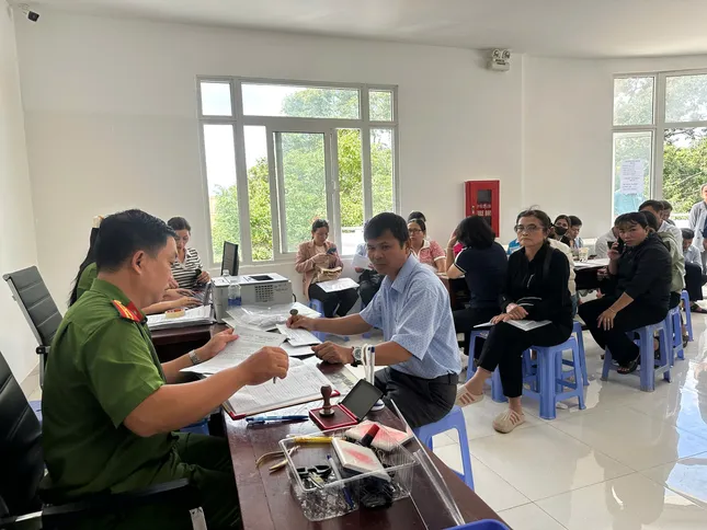 Công an Đắk Lắk làm việc xuyên ngày nghỉ để thu hồi, cấp đổi con dấu ảnh 2
