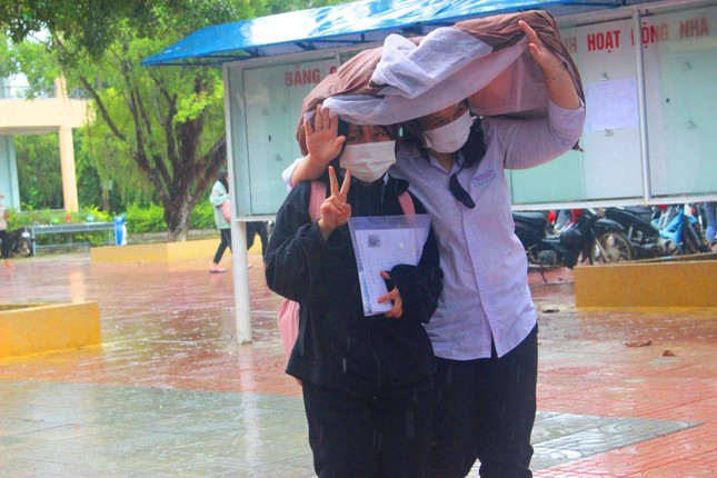 Gần 900.000 sỹ tử khẩu trang kín bưng làm thủ tục thi tốt nghiệp THPT ảnh 57