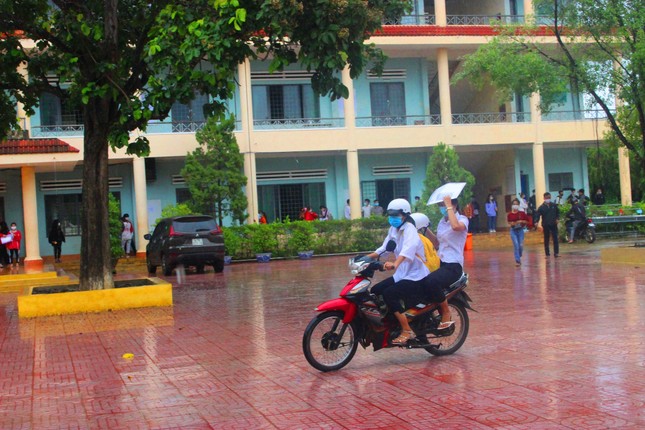 Gần 900.000 sỹ tử khẩu trang kín bưng làm thủ tục thi tốt nghiệp THPT ảnh 55