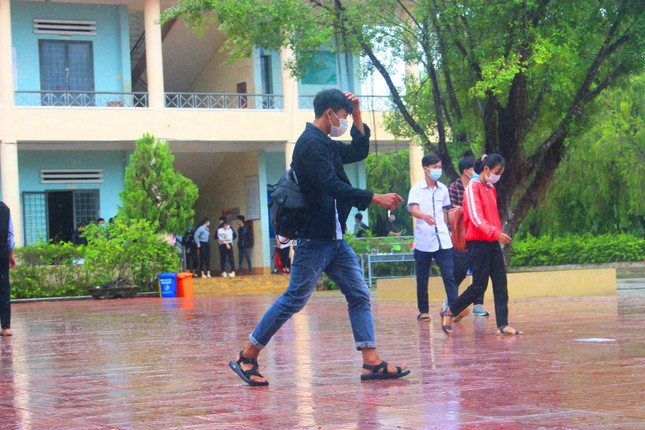 Gần 900.000 sỹ tử khẩu trang kín bưng làm thủ tục thi tốt nghiệp THPT ảnh 56