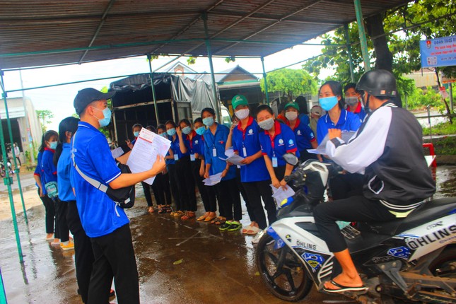 Gần 900.000 sỹ tử khẩu trang kín bưng làm thủ tục thi tốt nghiệp THPT ảnh 60