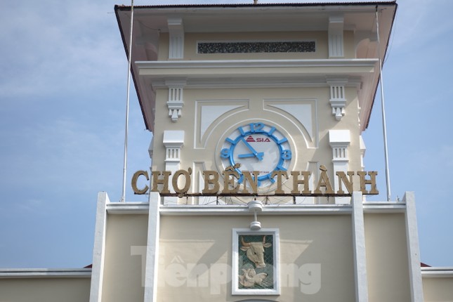 Người dân thích thú check-in sau khi chợ Bến Thành được 'thay áo mới' ảnh 5