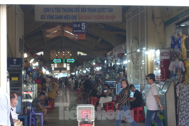 Người dân thích thú check-in sau khi chợ Bến Thành được 'thay áo mới' ảnh 14
