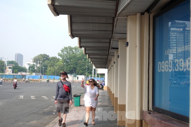 Người dân thích thú check-in sau khi chợ Bến Thành được 'thay áo mới' ảnh 7