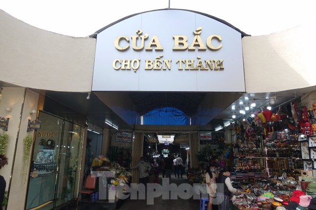 Người dân thích thú check-in sau khi chợ Bến Thành được 'thay áo mới' ảnh 11
