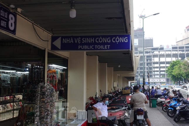 Người dân thích thú check-in sau khi chợ Bến Thành được 'thay áo mới' ảnh 13