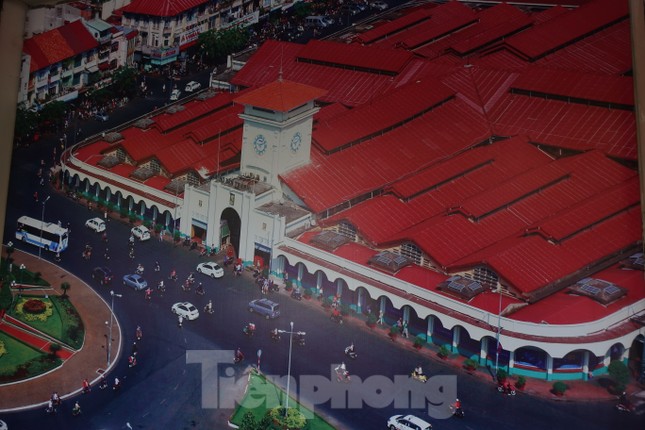 Người dân thích thú check-in sau khi chợ Bến Thành được 'thay áo mới' ảnh 10