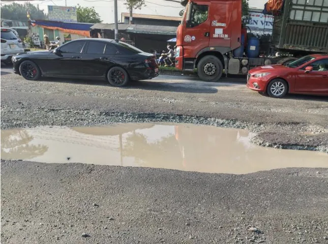 Chi chít ‘ổ gà’, ‘ổ voi’ trên đại lộ Nguyễn Văn Linh ảnh 12