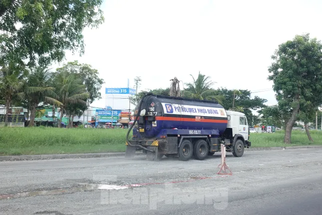 Chi chít ‘ổ gà’, ‘ổ voi’ trên đại lộ Nguyễn Văn Linh ảnh 14