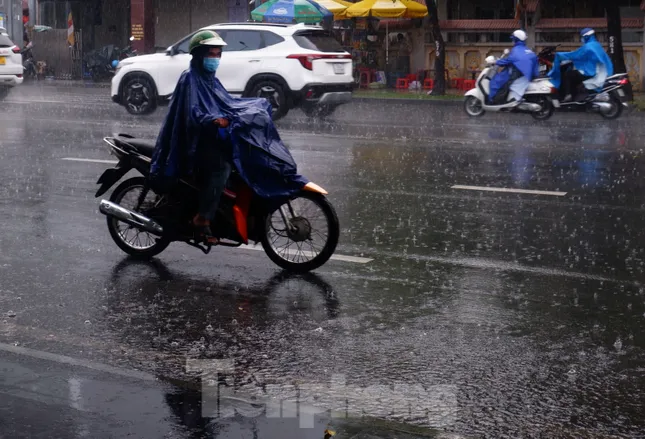 TPHCM mưa dông kéo dài ảnh 1