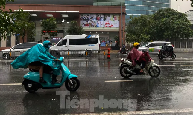 TPHCM mưa dông liên tiếp ảnh 1