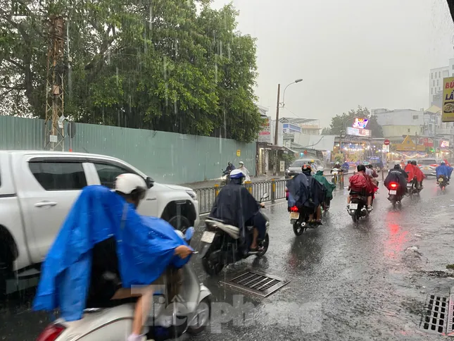 Áp thấp nhiệt đới trên Biển Đông, TPHCM và Nam bộ tiếp tục mưa lớn ảnh 1