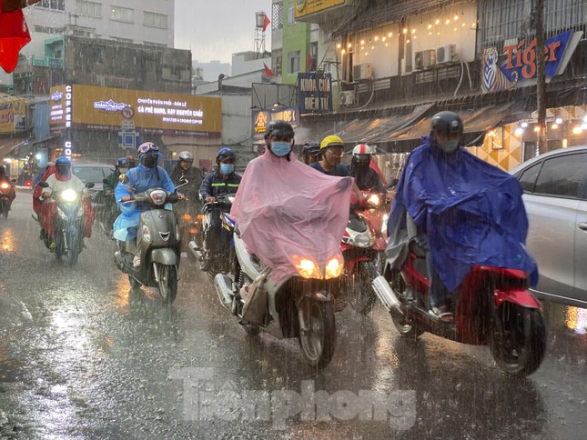 Sau mưa lớn trái mùa chiều qua, thời tiết TPHCM những ngày tới ra sao? ảnh 1