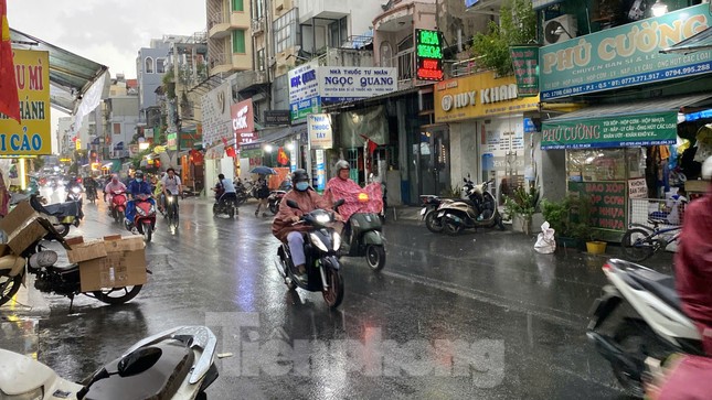Mưa dông gia tăng ở Nam bộ, đề phòng các hiện tượng thời tiết cực đoan ảnh 1