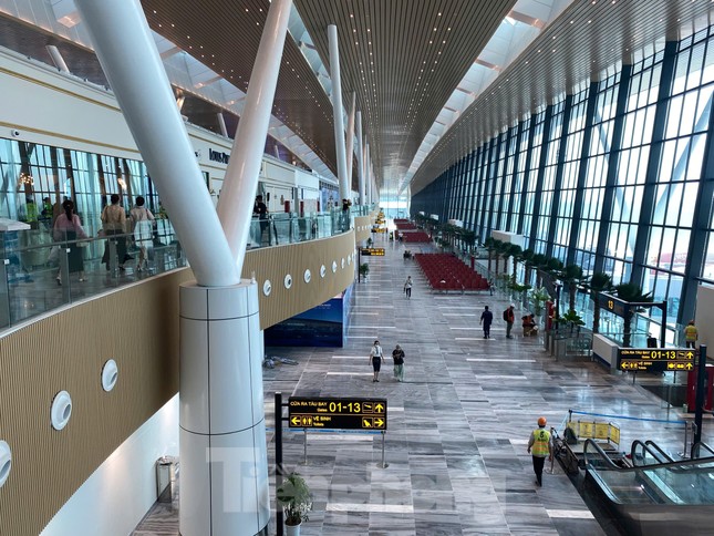 Nhà ga T3 sân bay Tân Sơn Nhất bị dột nước ảnh 1