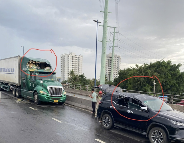 Nguyên nhân cần cẩu công trình ngã đè 2 ô tô ở TPHCM ảnh 2