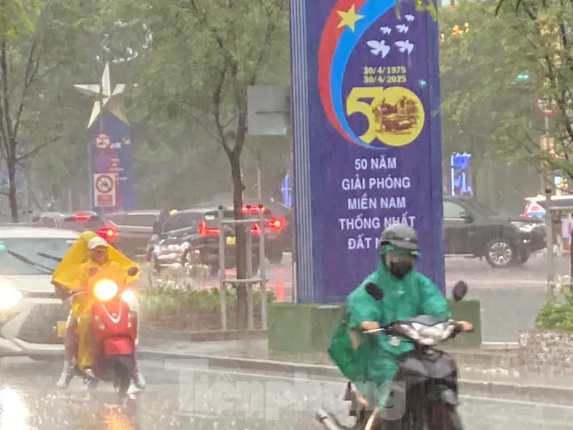 Mưa tầm tã ở TPHCM, người dân chật vật di chuyển giờ tan tầm ảnh 1
