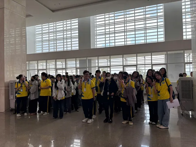Hoa hậu Hà Trúc Linh và Á hậu Châu Anh, Vân Nhi xuất hiện, hàng nghìn sinh viên vỡ òa ảnh 38