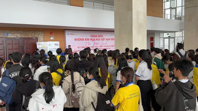 Hoa hậu Hà Trúc Linh và Á hậu Châu Anh, Vân Nhi xuất hiện, hàng nghìn sinh viên vỡ òa ảnh 39