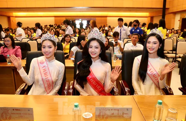Hoa hậu Hà Trúc Linh và Á hậu Châu Anh, Vân Nhi xuất hiện, hàng nghìn sinh viên vỡ òa ảnh 28