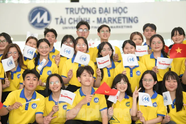 Hoa hậu Hà Trúc Linh và Á hậu Châu Anh, Vân Nhi xuất hiện, hàng nghìn sinh viên vỡ òa ảnh 32