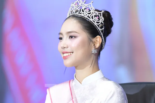 Hoa hậu Hà Trúc Linh và Á hậu Châu Anh, Vân Nhi xuất hiện, hàng nghìn sinh viên vỡ òa ảnh 5